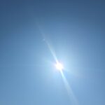 Le soleil écrase le ciel wallon ce 28 juillet 2026. Les températures élevées placent plusieurs provinces en vigilance canicule. Photo : Samira Touil.